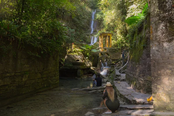 Pareja tomando fotos en cascada en arquitectura surrealista, selva y cascadas en el jardín botánico surrealista de Edward James, Xilitla, San Luis Potosí, México —  Fotos de Stock