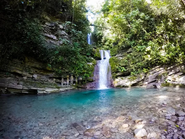 Waterfall in surreal architecture, fantastic landscape, beautiful old castle, beautiful structures, jungle and waterfalls in the surreal botanical garden of Edward James, Xilitla, San Luis Potosí, Mex — Stock Photo, Image