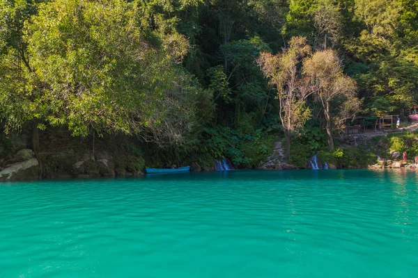 Incredibile acqua cristallina blu della cascata Tamul, vista da vicino dello spettacolare fiume Tamul, a Huasteca Potosina a San Luis Potosi, Messico — Foto Stock