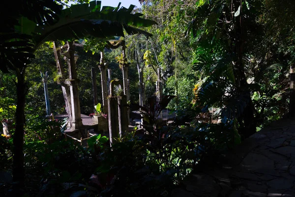 Arquitectura surrealista, paisaje fantástico, hermoso castillo viejo, hermosas estructuras, selva en el jardín botánico surrealista de Edward James, Xilitla, San Luis Potosí, México — Foto de Stock