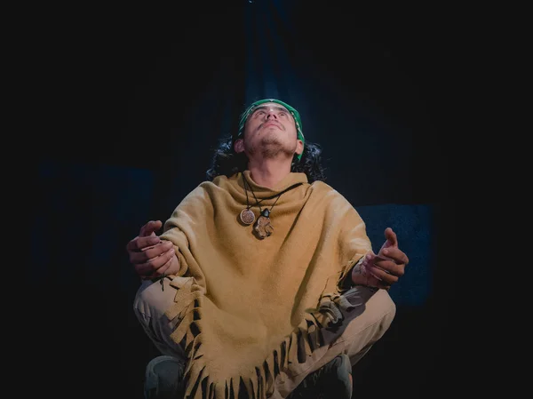 Shaman man, sorcerer, giving thanks duringPre-Hispanic ritual in Healing and cleaning with medicinal plants in Mexico, with black background — Stock Photo, Image