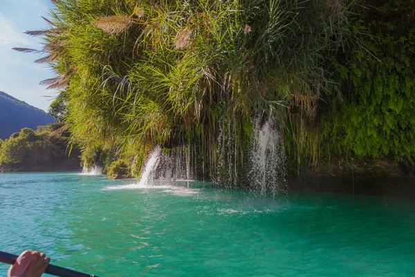 Erstaunliche kristallklare Wasser von Tamul Wasserfall, Nahaufnahme des spektakulären Tamul Fluss, bei huasteca potosina in san luis potosi, Mexiko — Stockfoto