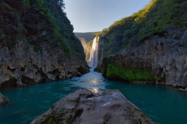 Nehir ve San Luis Potosí, Meksika 'daki Tamul şelalesinin kristal mavi suyu.