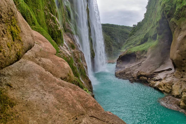O rio e incrível cachoeira Tamul azul . — Fotografia de Stock
