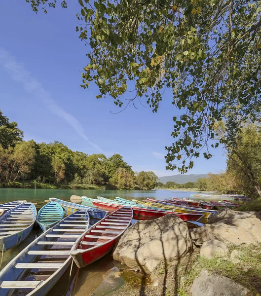 TAMUL, SAN LUIS POTOSI MEXICO - January 6, 2020:Colorful canoes on the Tamul river in Huasteca, these canoes will be used for the river tour and until you reach the waterfall — Stock Photo, Image