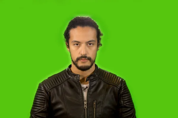 Портрет привлекательной латинской молодежи в рокерской куртке, молодой человек поет на зеленом фоне рок-звезды — стоковое фото