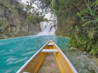 Sarı tekne manzarası (EL SALTO-EL MECO) San luis potosi Mxico, hermosa cascada turkuaz suyu ve rezerv kayalıkları. Güzel doğal kanyon, mavi nehir suyu ve tekne gezisi.
