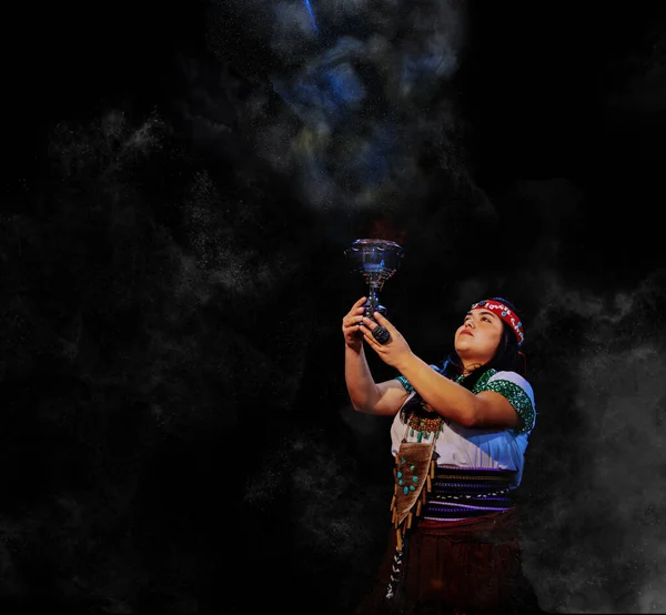 Young woman Shaman ,with sahumerio in the hands , curandera, Olmec facilitator, Teotihuacana, Xicalanca - Toltec in black background, with pre-Hispanic dress,mystical smoke environment — ストック写真