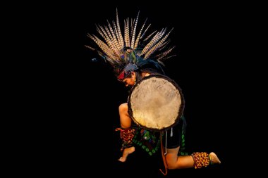 Genç Teotihuacana, Xicalanca - Tüylü ve davullu geleneksel elbise danslarıyla siyah arka planda Toltec