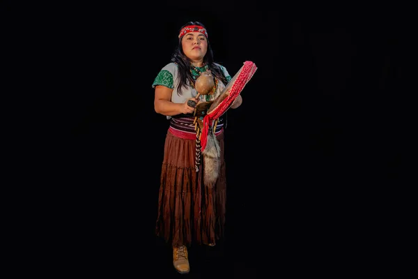 Shaman woman, curandera, Olmec facilitator, Teotihuacana, Xicalanca - Toltec in black background, with pre-Hispanic dress — Stock Photo, Image