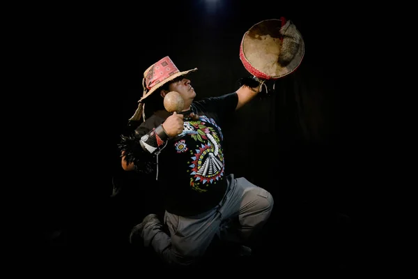 Meksykański szaman wykonujący autentyczny rytuał przywoływania duchów. szaman z biżuterią trzymający bęben z kadzidłem. Szamański rytuał zimą. Tradycje etniczne — Zdjęcie stockowe