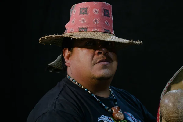 Close up of Shaman man, sorcerer, during Pre-Hispanic ritual in Healing and cleaning with medicinal plants in Mexico, with black background — Stockfoto