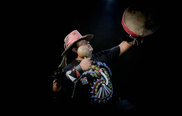 Мексиканский шаман проводит настоящий ритуал призвания духов. Шаман с драгоценностями держит барабан с благовониями. Шаманский ритуал зимой. Народы — стоковое фото