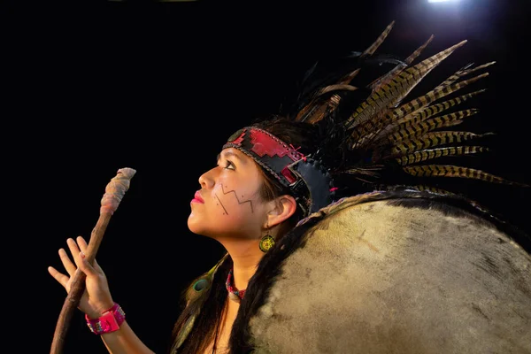 Крупным планом молодой женщины Teotihuacana, Xicalanca - Toltec в черном фоне, с традиционным танцем платье с атрибутами с перьями и барабаном — стоковое фото