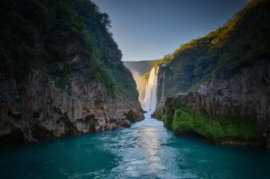 Nehir ve San Luis Potosí, Meksika 'daki Tamul şelalesinin kristal mavi suyu.