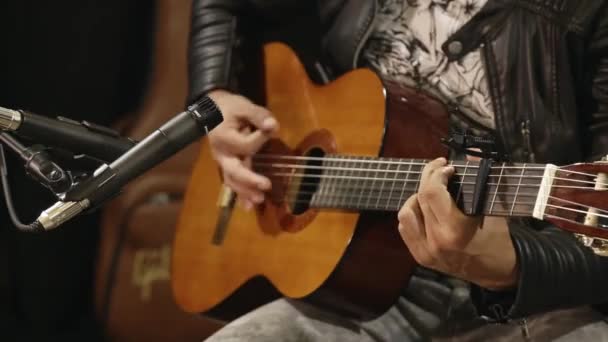 Retrato Atraente Latina Jovem Jaqueta Balancim Fundo Branco Com Guitarra — Vídeo de Stock