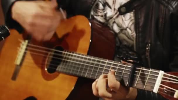 Portret Atrakcyjnej Latynoskiej Młodzieży Kurtce Rockowej Białym Tle Gitarą Akustyczną — Wideo stockowe