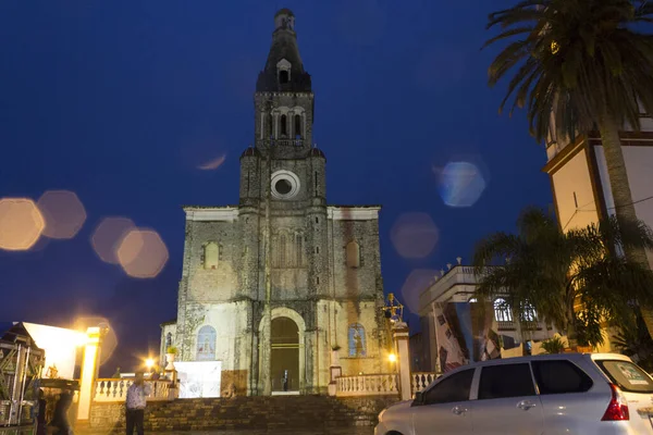 Cuetzalan, Puebla / Mexico-January 29, 2020. Panoramic view of the city at night, including the Parish Church of San Francisco de Asís — Stok fotoğraf