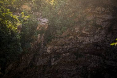 Las Golondrinas Bodrumu (Hirundo rustica), Meksika 'nın San Luis Potosí eyaletine bağlı Aquismón şehrinde bulunan doğal bir uçurum.