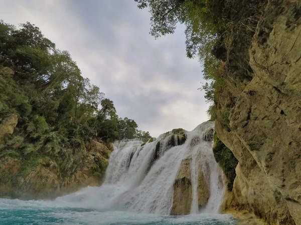 Unglaubliche sommermorgendliche szene auf dem wasserfall (el salto-el meco) san luis potosi mexiko, farbenfroher sonnenaufgang. Schönheit der Natur Konzept Hintergrund. — Stockfoto