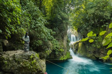 Orman taşları manzarası, Tanrı Köprüsü 'ndeki nehrin güzel panoramik manzarası ve Tamasopo Şelaleleri San Luis Potosi Meksika