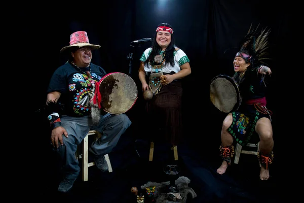 Группа шаманов Teotihuacanos, Xicalanca - Toltec в черном фоне, с традиционным танцем одежды с атрибутами с перьями и барабаном — стоковое фото