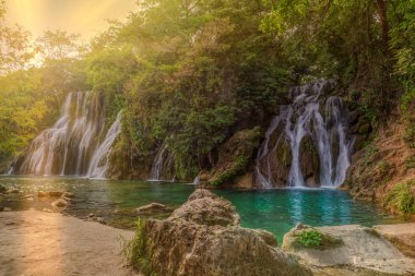 Tamasopo Şelaleleri 'nin güzel manzarası San Luis Potosi Meksika gün batımında