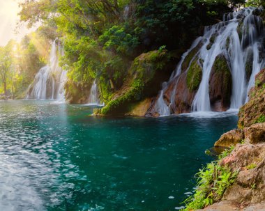 Tamasopo Şelaleleri 'nin güzel manzarası San Luis Potosi Meksika gün batımında