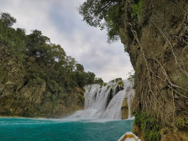 Unglaubliche sommermorgendliche szene auf dem wasserfall (el salto-el meco) san luis potosi mexiko, farbenfroher sonnenaufgang. Schönheit der Natur Konzept Hintergrund. — Stockfoto