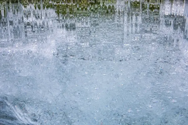 透明な水の背景、澄んだ水のカスケード — ストック写真