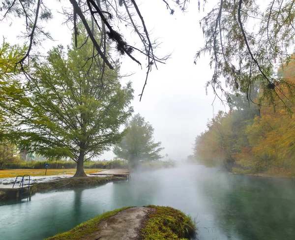 深い空の下での熱ラグーン、半分の月で寒い秋の天候で湖の上に朝の霧の青みがかった写真san luis potosi — ストック写真