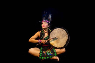 Genç Teotihuacana, Xicalanca - Tüylü ve davullu geleneksel elbise danslarıyla siyah arka planda Toltec