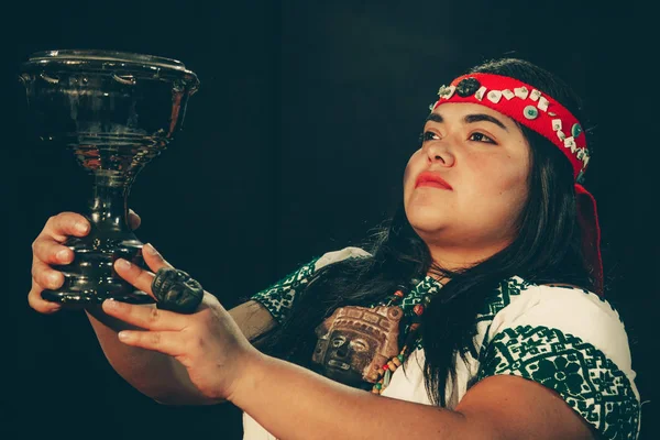 Close up of young woman Shaman ,with sahumerio in the hands , curandera, Olmec facilitator, Teotihuacana, Xicalanca - Toltec in black background, with pre-Hispanic dress — ストック写真