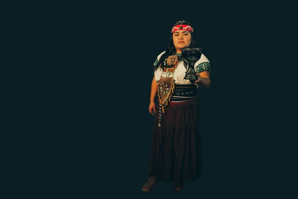 Close up of young woman Shaman ,with sahumerio in the hands , curandera, Olmec facilitator, Teotihuacana, Xicalanca - Toltec in black background, with pre-Hispanic dress — Stock Photo, Image