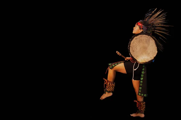 Joven Teotihuacana, Xicalanca - Tolteca en fondo negro, con vestimenta tradicional bailando con trampas con plumas y tambor — Foto de Stock