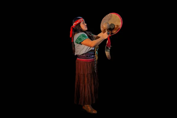 Jovem Shaman, com sahumerio nas mãos, curandera, facilitador Olmec, Teotihuacana, Xicalanca - Toltec em fundo preto, com vestido pré-hispânico, ambiente de fumaça mística — Fotografia de Stock