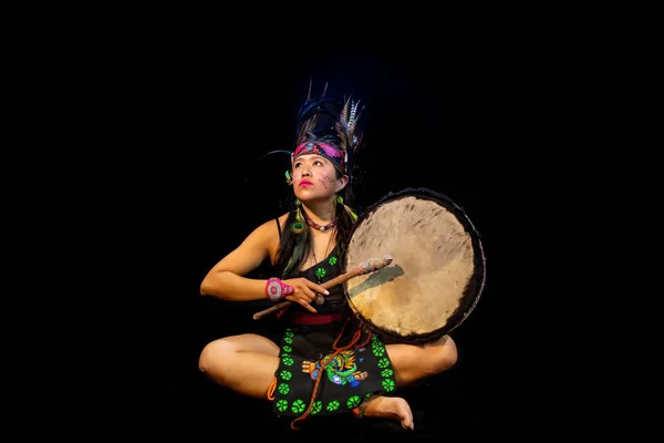 Jovem Teotihuacana, Xicalanca - Toltec em fundo preto, com dança tradicional vestido com uma armadilhas com penas e tambor — Fotografia de Stock