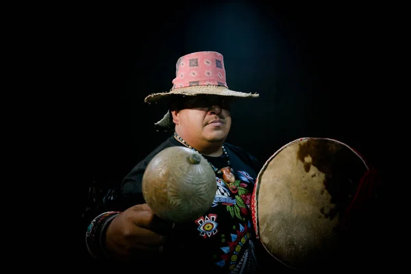 Закрытие шамана, колдуна, во время доиспанского ритуала исцеления и чистки лекарственными растениями в Мексике, на черном фоне — стоковое фото