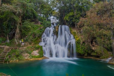 Tamasopo 'dan güzel bir Şelale San Luis Potosi Meksika