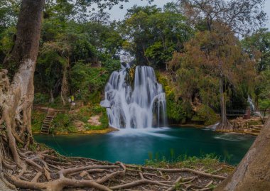 Tamasopo 'dan güzel bir Şelale San Luis Potosi Meksika
