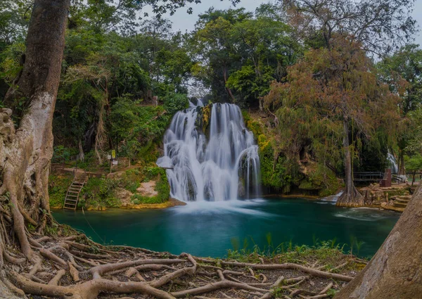 Tamasopo 'dan güzel bir Şelale San Luis Potosi Meksika