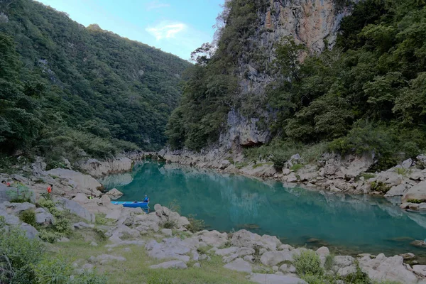 Rivière et incroyable eau bleue cristalline de la cascade de Tamul à San Luis Potosagara, Mexique — Photo