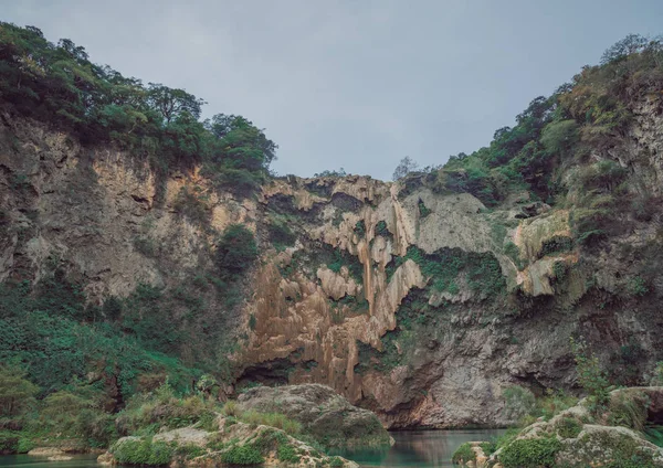 Bellissime cascate dipinti, Cascata nel (EL SALTO-EL MECO) san luis potosi Mexicopotosi Messico — Foto Stock