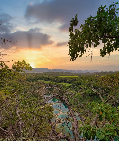 Increíble escena matutina de verano en la Cascada (EL SALTO-EL MECO) san luis potosi México, colorido amanecer. Belleza de la naturaleza concepto fondo . — Foto de Stock