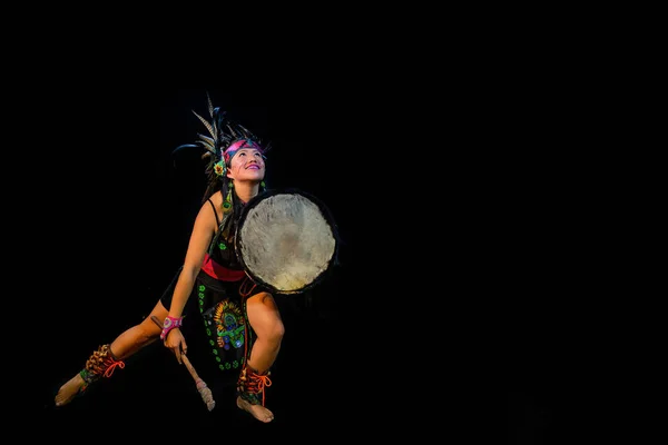 Νεαρή γυναίκα Teotihuacana, Xicalanca - Toltec σε μαύρο φόντο, με παραδοσιακό χορό φόρεμα με ένα στολίδια με φτερά και τύμπανα — Φωτογραφία Αρχείου