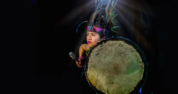 Zbliżenie młody kobieta Teotihuacana, Xicalanca - Toltec w czarnym tle, z tradycyjnym dress dance z pułapek z piór i bębna — Zdjęcie stockowe