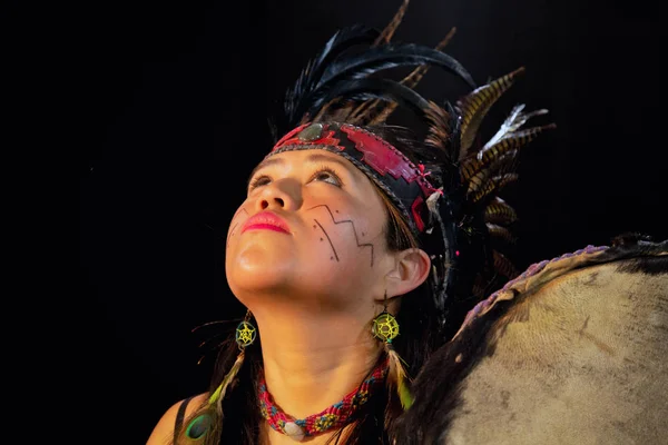 Close-up van de jonge vrouw Teotihuacana, Xicalanca - Toltec in zwarte achtergrond, met traditionele jurk dans met een trappings met veren en trommel — Stockfoto