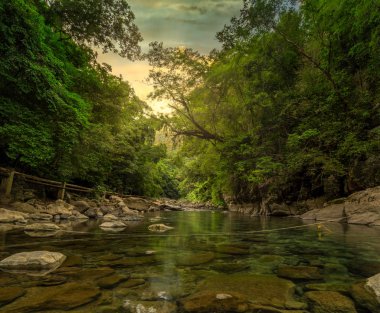 İnanılmaz gün batımı, Orman nehir taşları manzarası, Tanrı Köprüsü 'ndeki nehrin güzel panoramik manzarası ve Tamasopo Şelaleleri San Luis Potosi Meksika
