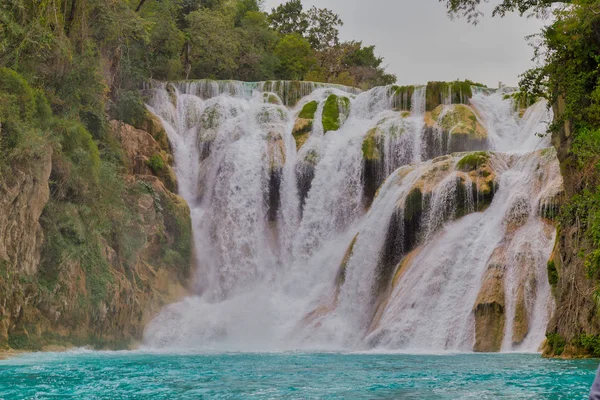 Wasserfall versteckt im (el salto-el meco) san luis potosi mexiko — Stockfoto