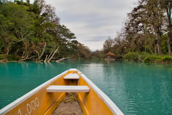 Punto de vista amarillo barco (EL SALTO-EL MECO) san luis potosi México, hermosa cascada Agua turquesa en un río y acantilados de la reserva. Hermoso cañón natural, agua azul del río y paseos en bote —  Fotos de Stock